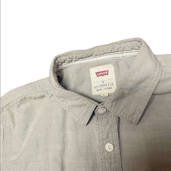 Levi’s button down t-shirt. B2 - Picture 4 of 7